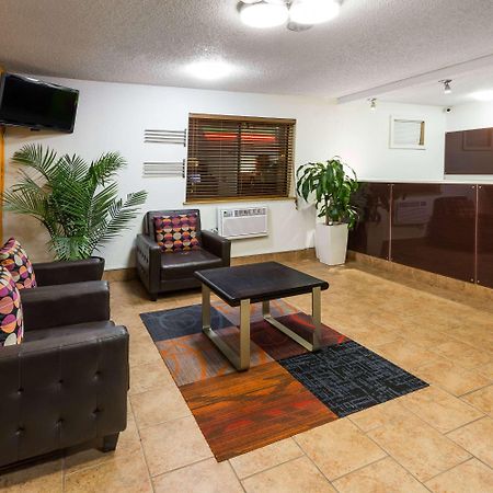 Super 8 By Wyndham Dubuque Motel Exterior photo