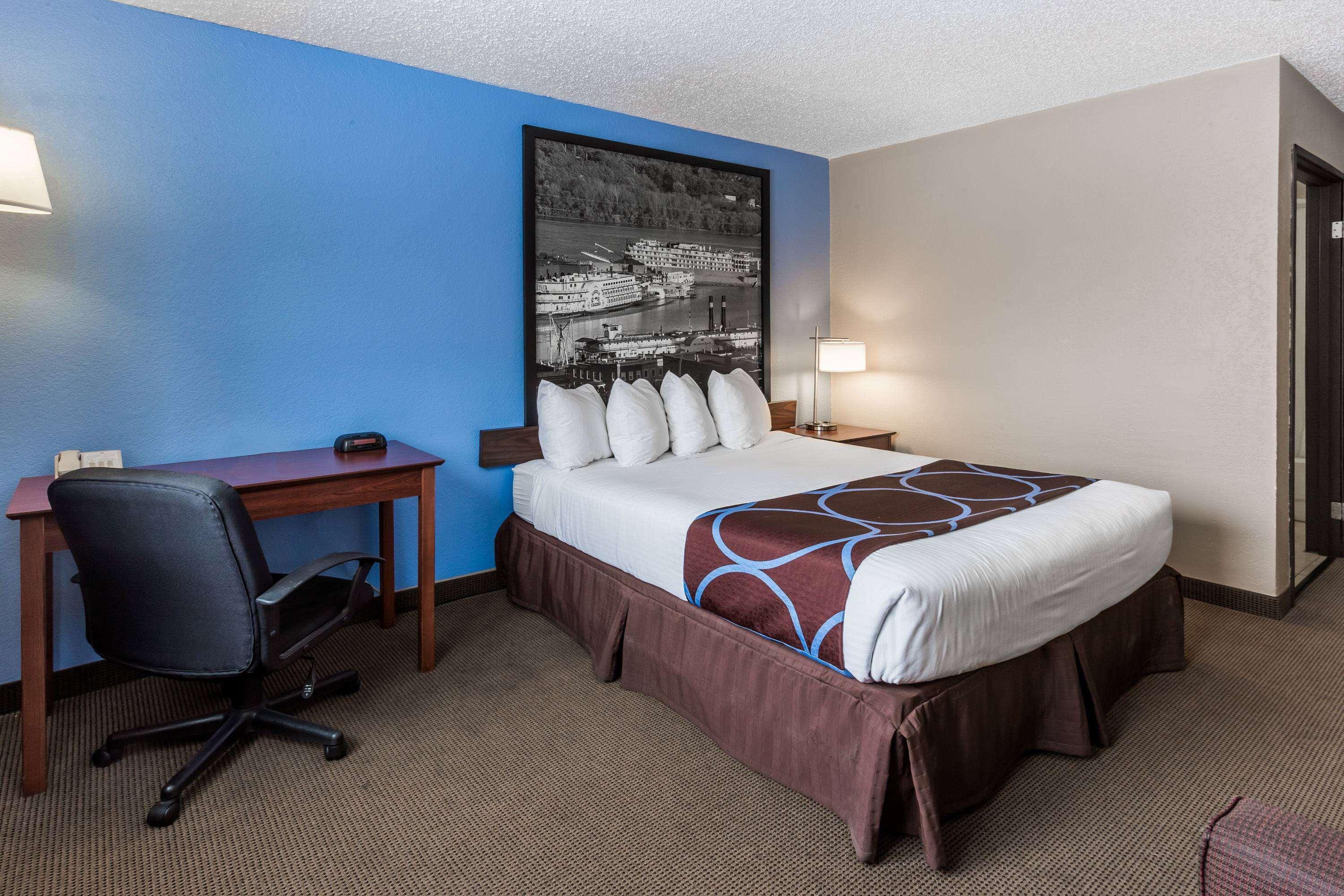 Super 8 By Wyndham Dubuque Motel Exterior photo