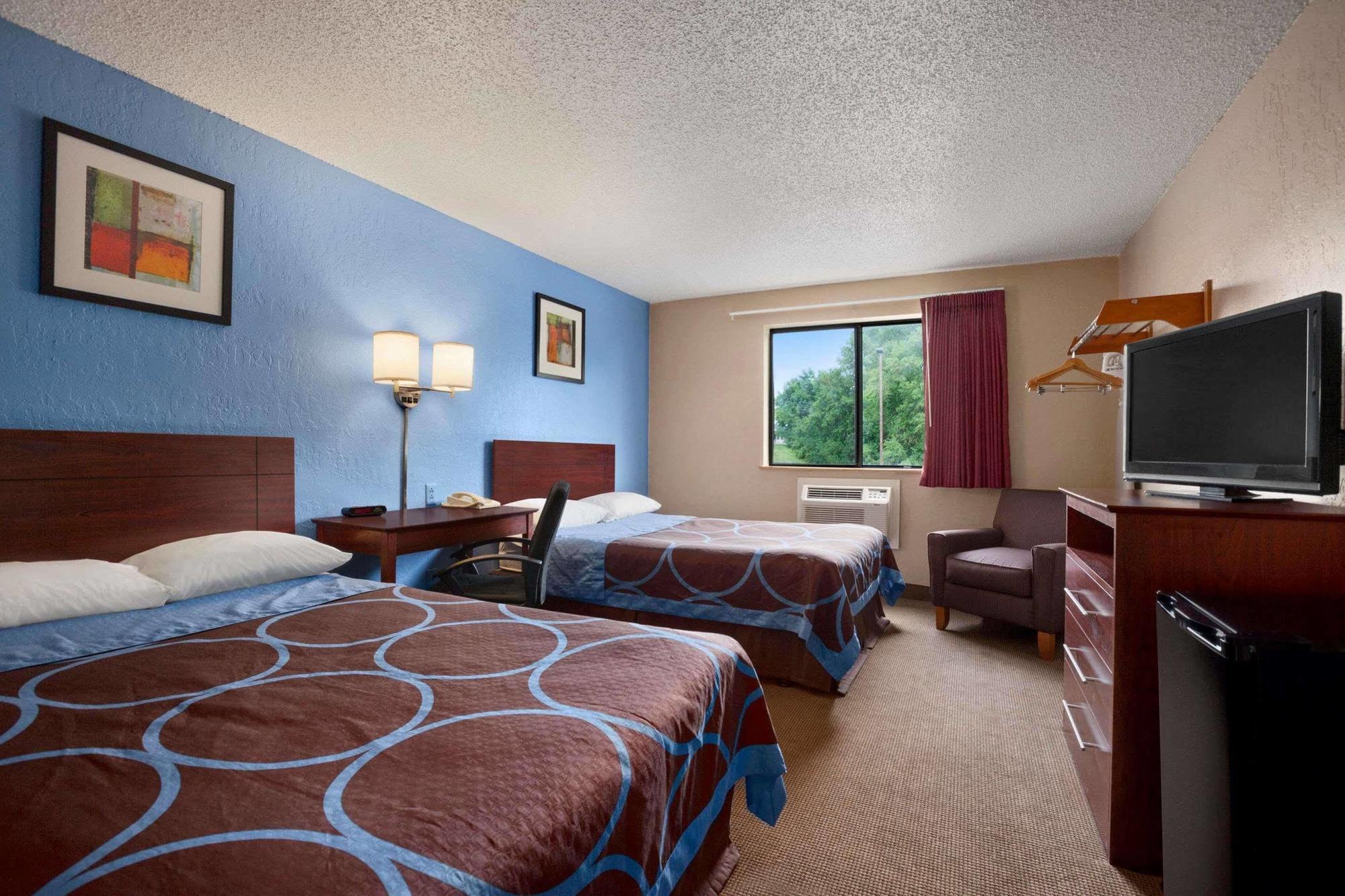 Super 8 By Wyndham Dubuque Motel Exterior photo