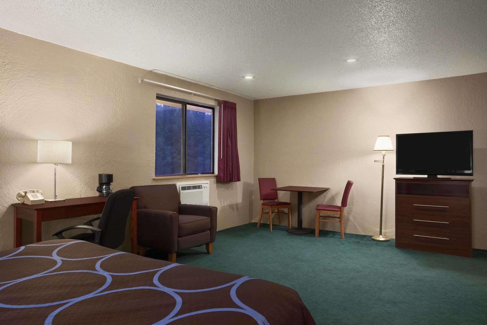 Super 8 By Wyndham Dubuque Motel Exterior photo