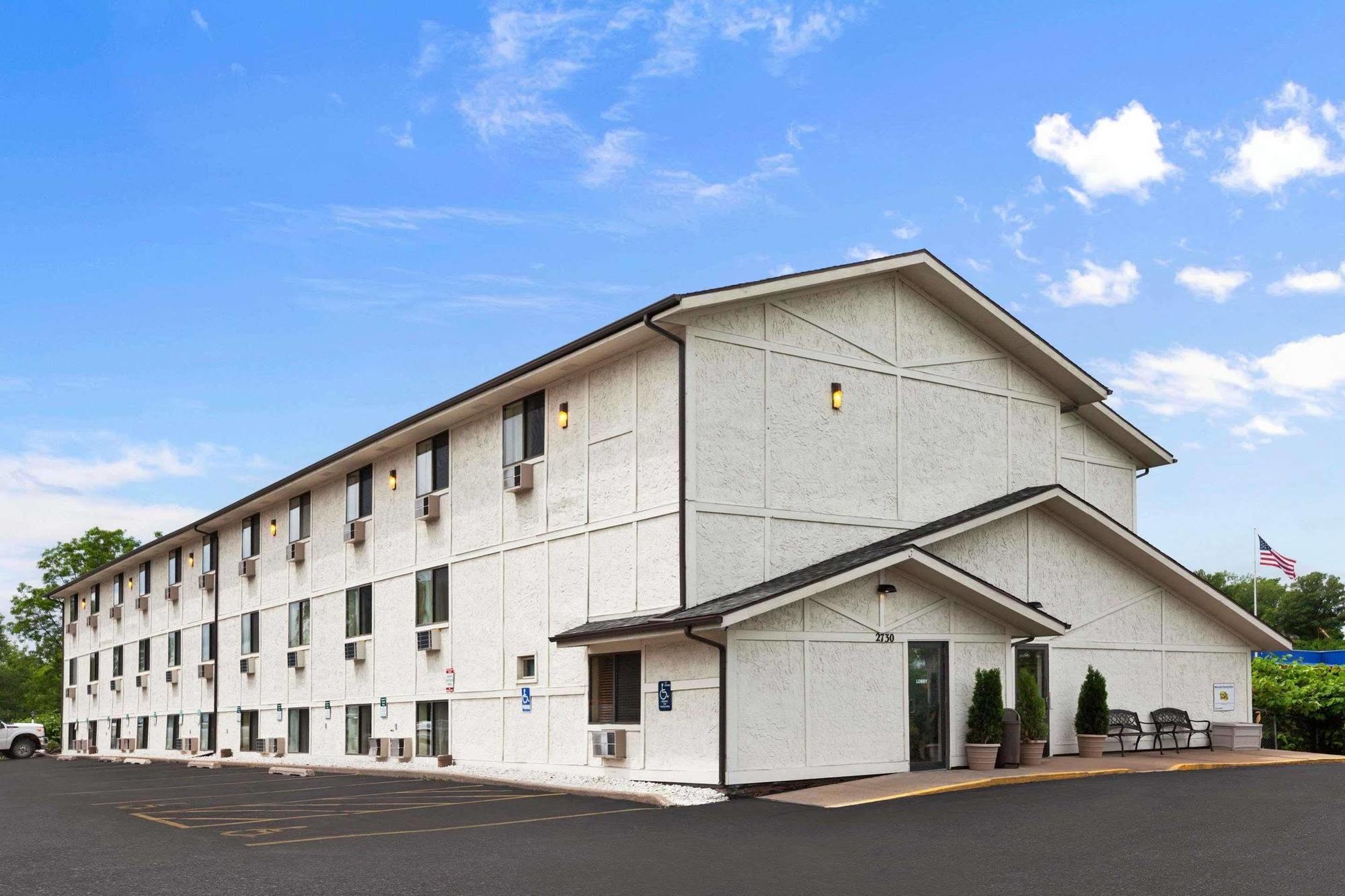 Super 8 By Wyndham Dubuque Motel Exterior photo