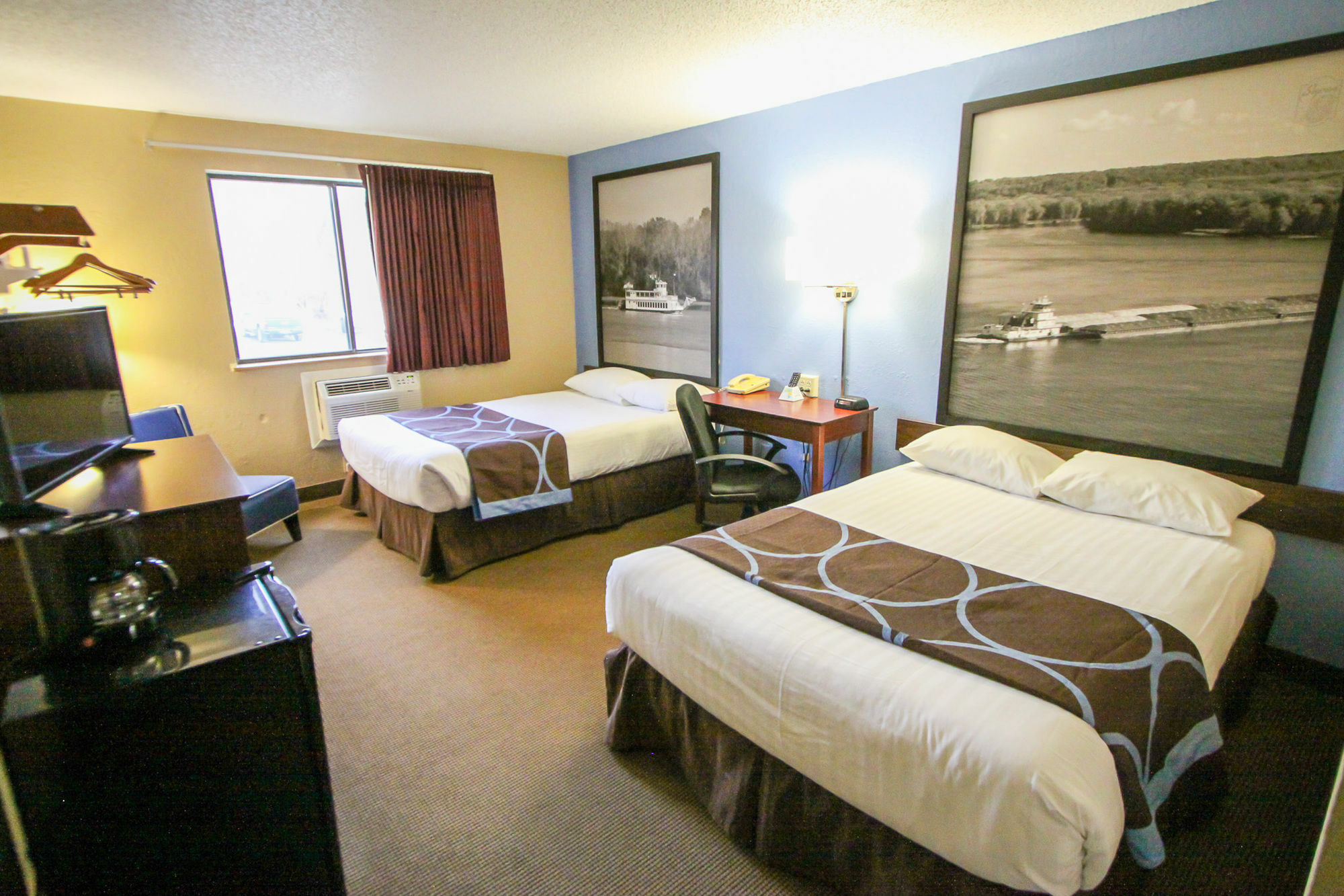 Super 8 By Wyndham Dubuque Motel Exterior photo